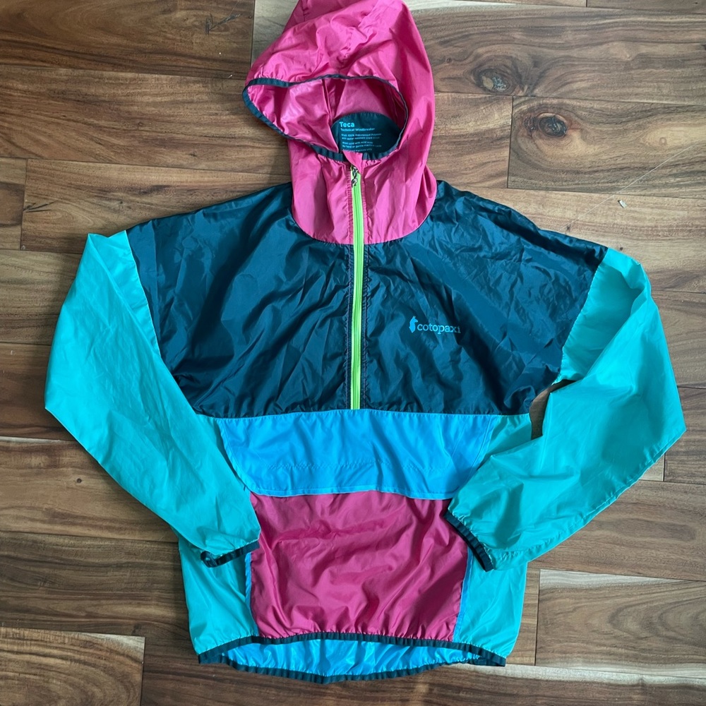 Cute windbreaker with hood lightweight great for layering